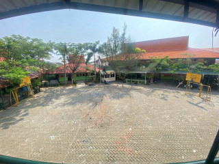 Lapangan Olahraga & Area Aktivitas